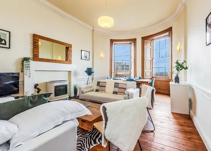 Large Super Central 3 Bed -Princes Street, Parking